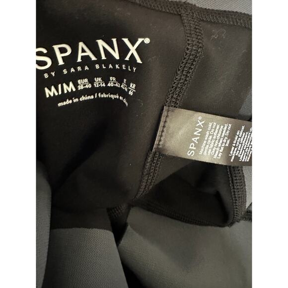 SPANX Cropped Icon Legging in Very Black Size Medium NWT Workout Compression - Picture 6 of 6